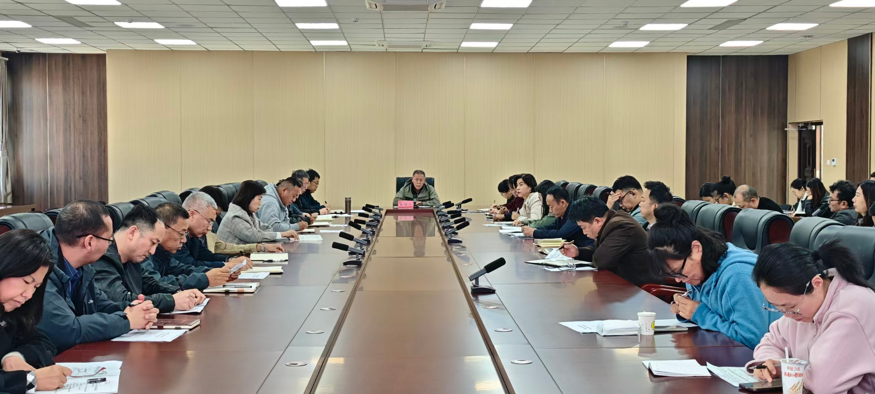 新疆职业大学召开2026年第三次招标采购业务培训会 校党委书记黄朝华出席并讲话