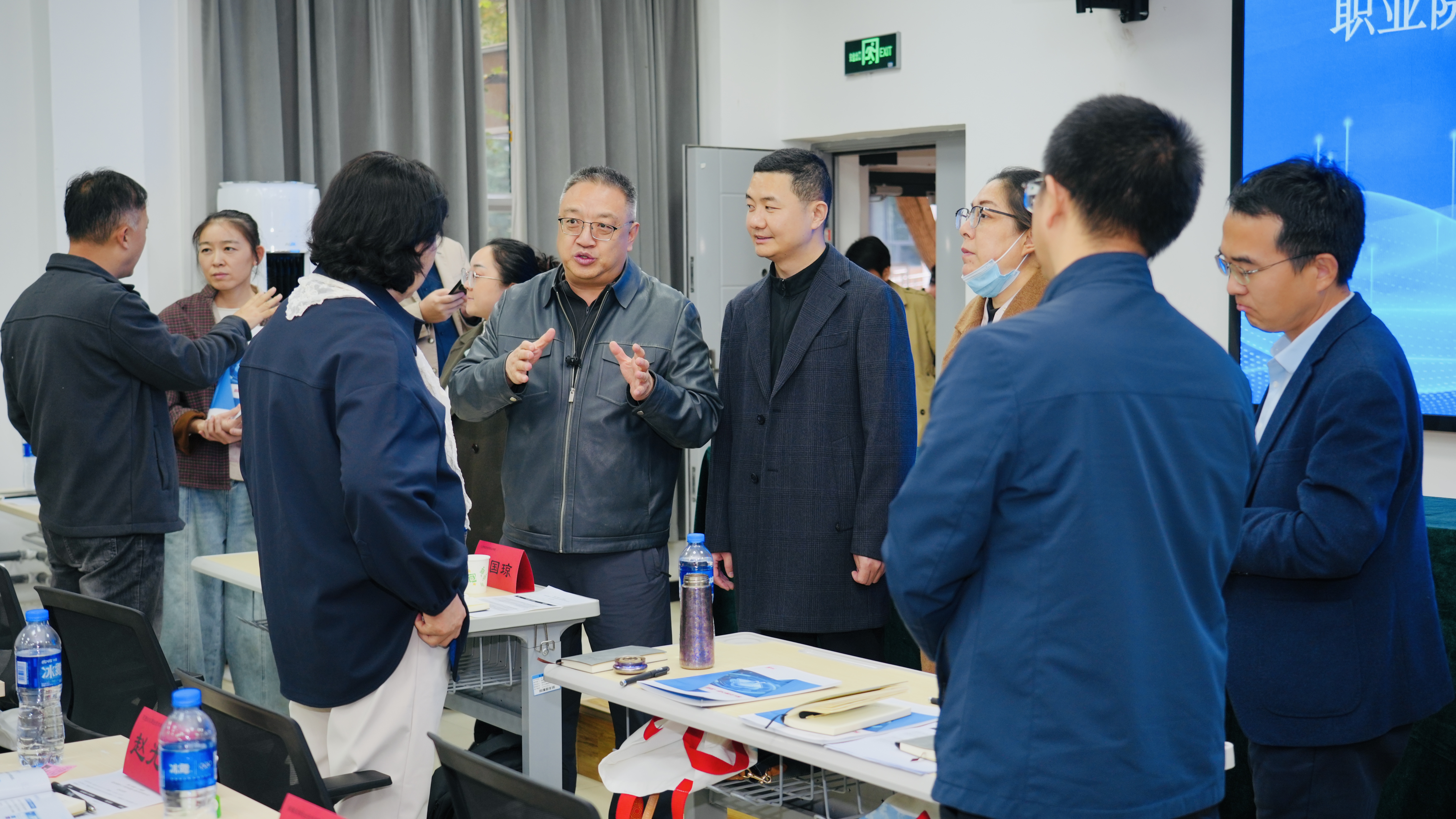 08-与会代表自由交流.jpeg