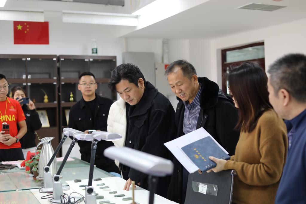 和田玉专家团队莅临我校 共推玉雕专业产教融合新发展