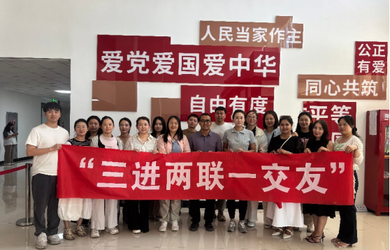 旅游学院开展“三进两联一交友” 进宿舍走访活动