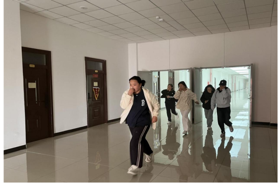 疏散演练不松懈 平安校园共守护——数字商贸学院组织开展消防疏散演练活动