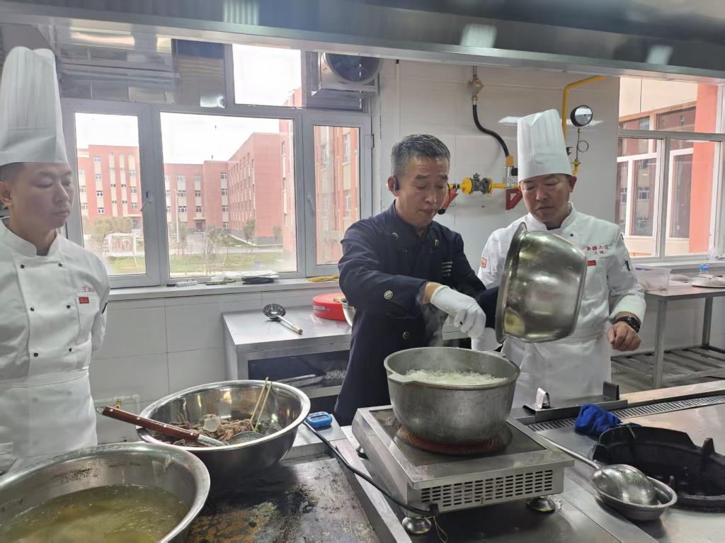 大师引领 非遗传匠心——我校开展“天山英才”新疆工匠系列活动