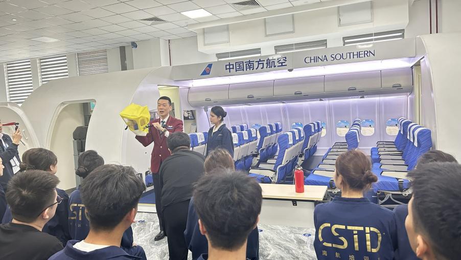 校企共筑航空梦 实训淬炼职业魂——我校智慧交通学院师生走进“南航开放日”