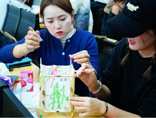 我校电力学院举办“拥抱未来 感恩你我”手工制作大赛