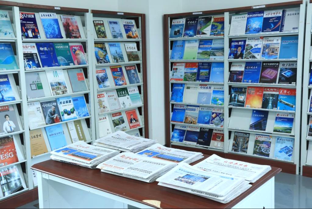 图书馆期刊阅读升级换新 476 种期刊、11 种报纸资源全覆盖