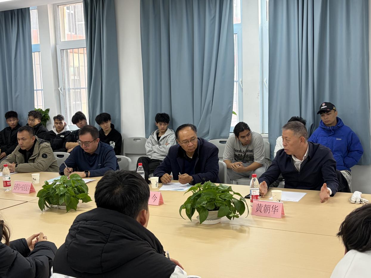 倾听学子诉求 破解急难愁盼——我校党委书记黄朝华走进智能制造学院学生“一站式”社区与学生面对面交流