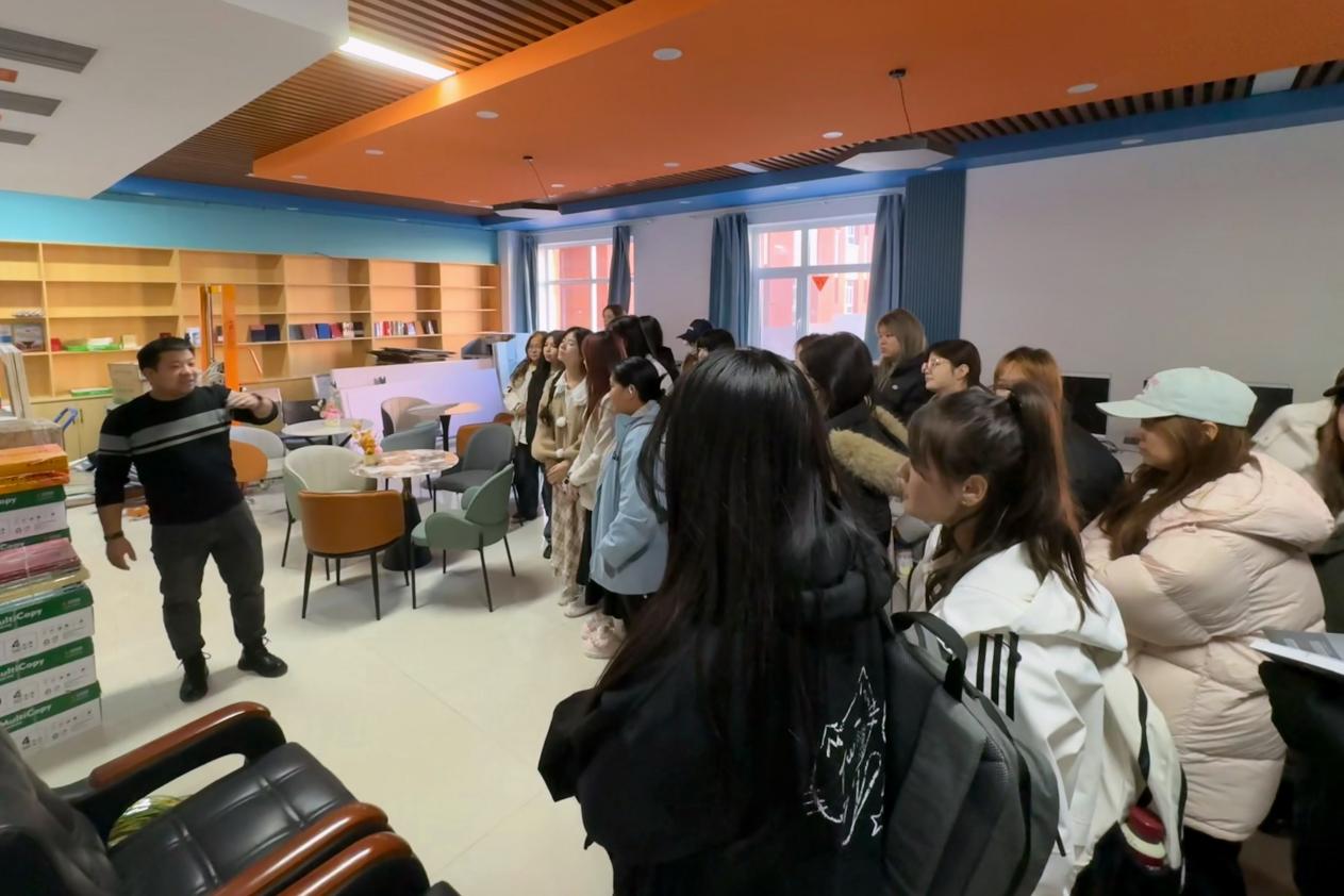 我校艺术与传播学院组织新生参观数字广告协同创新中心