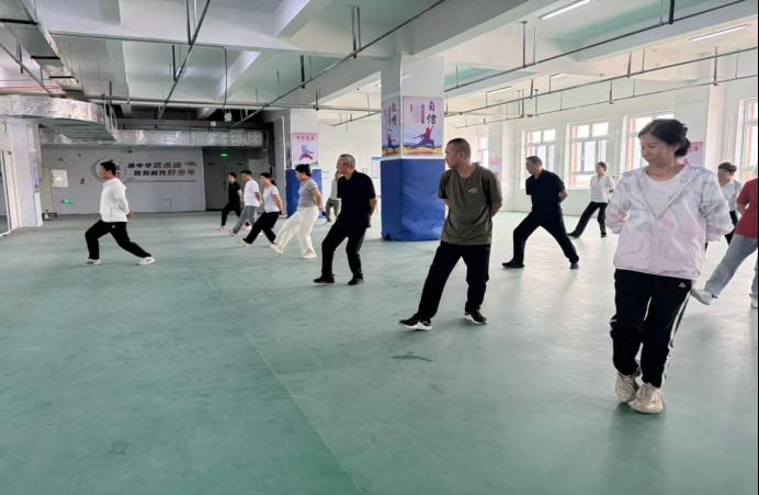 学太极强体魄 润文化暖教工——校工会开设二十四式太极兴趣班丰富教职工文体生活