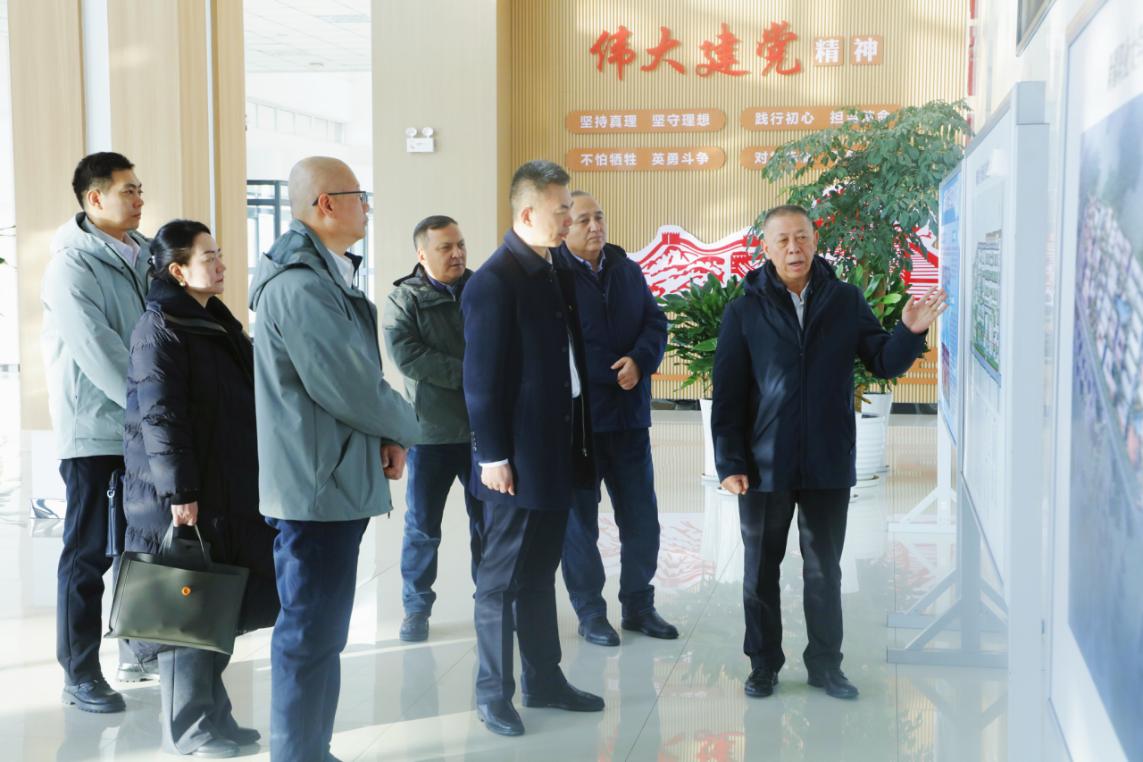 新疆人才发展集团有限责任公司党委副书记、董事、总经理张硕一行来我校调研座谈