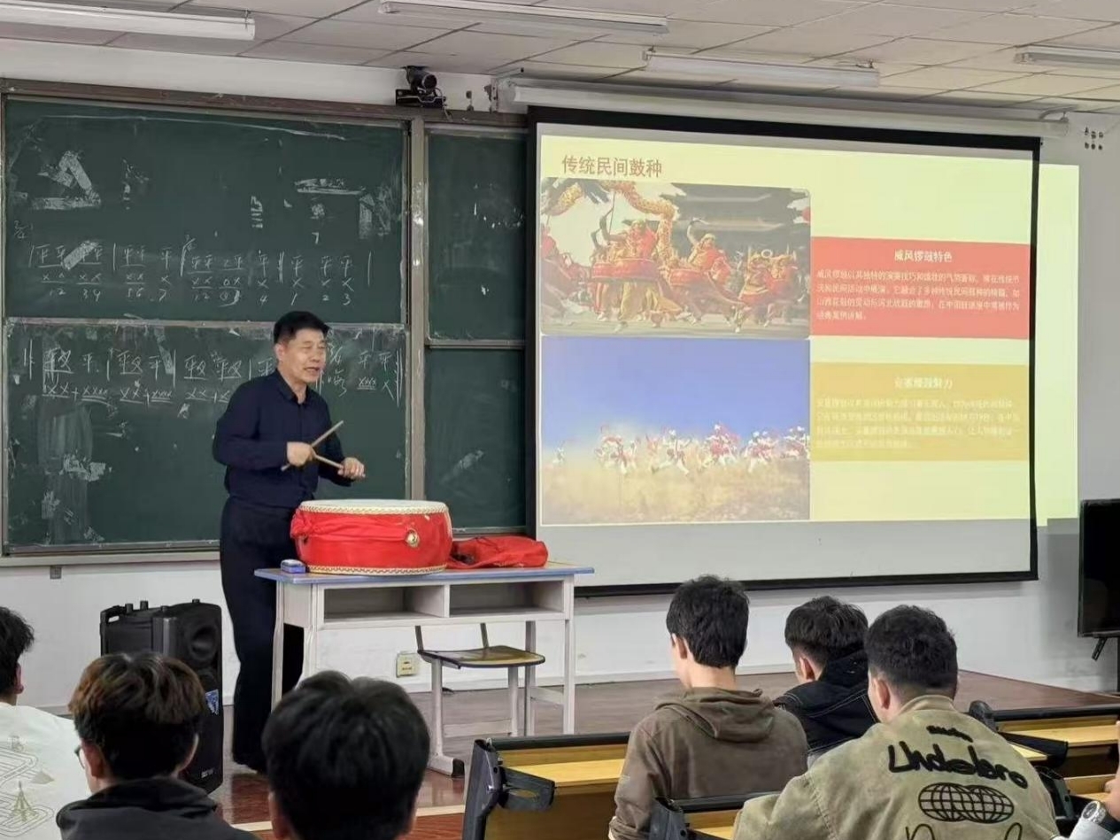 一堂锣鼓课 千年文化情——我校信息技术学院举办中华锣鼓社主题月讲座
