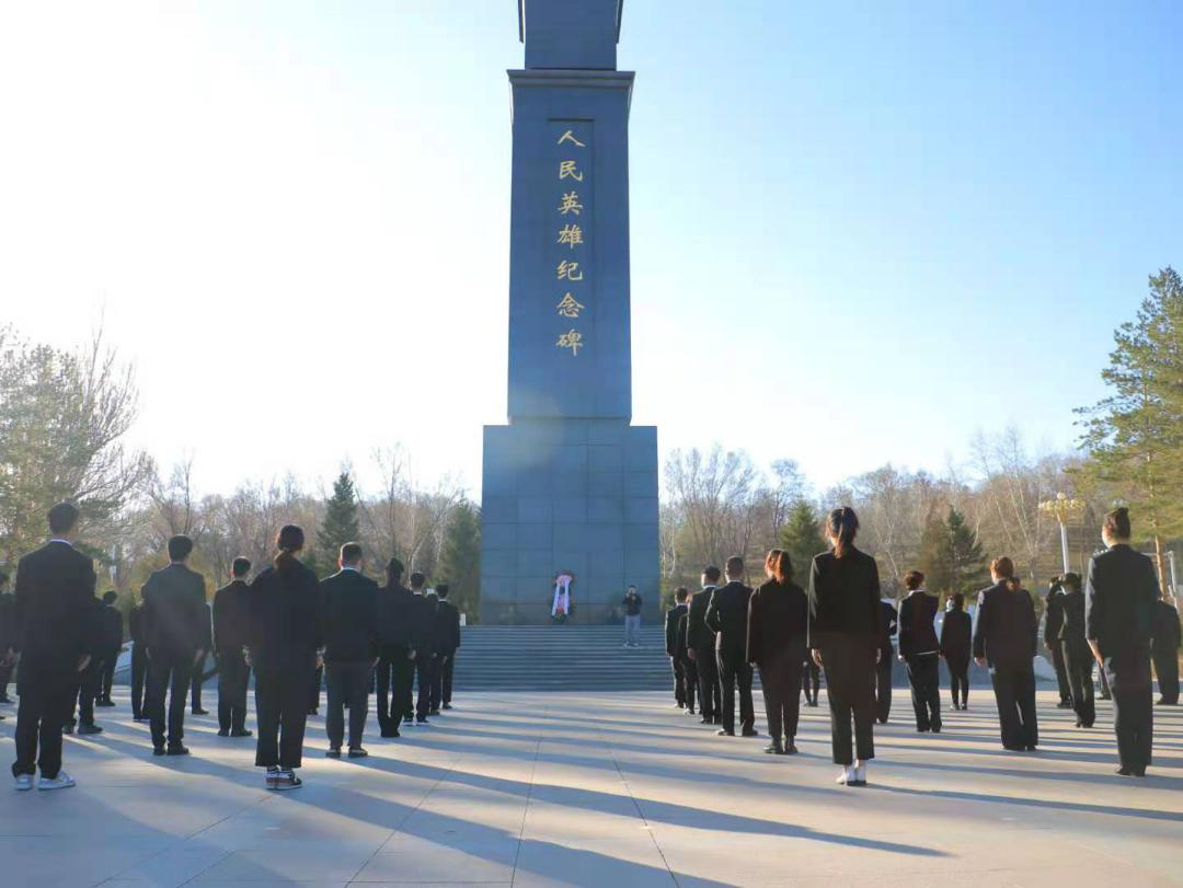 我校组织学生赴乌鲁木齐市烈士陵园祭奠革命先烈