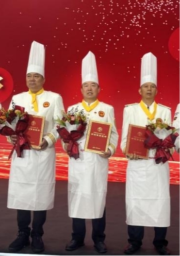 大国工匠 薪火相传——我校教师王强荣列中国烹饪大师名人堂导师