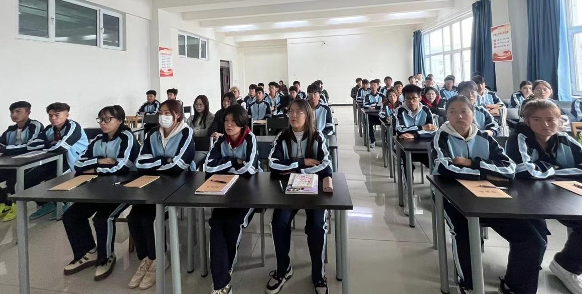我校女教职工委员会组织学生参加“奋进新征程 共筑家国梦”最美家风进校园线下直播活动