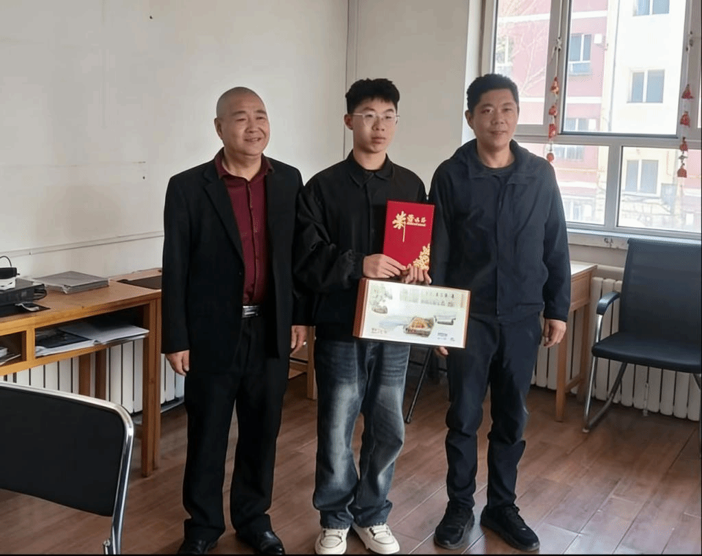 青春勇毅显担当 微光聚炬护平安——我校智能制造学院学生朱富强见义勇为获社区表彰