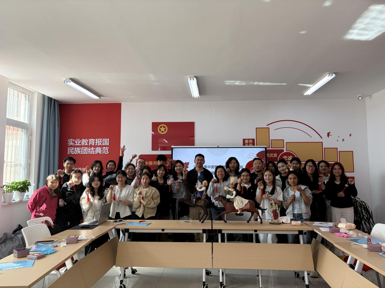 “三进两联一交友”暨“非遗润心聚同心巧手塑狮促团结”-信息技术学院大…