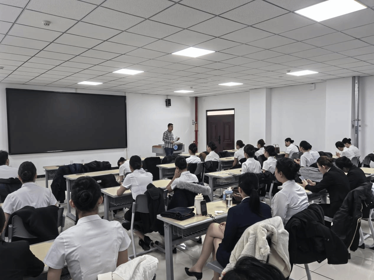 校企携手筑梦蓝天南航新疆分公司实习生招聘会在我校圆满落幕为搭建校企人才对接桥梁，助力学子拓宽实习就业渠道，3月18日上午